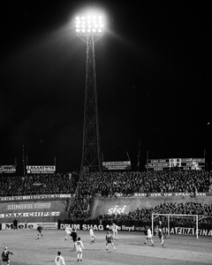 855091 Afbeelding van een van de nieuwe lichtmasten in Stadion Galgenwaard (Stadionplein) te Utrecht, tijdens een ...